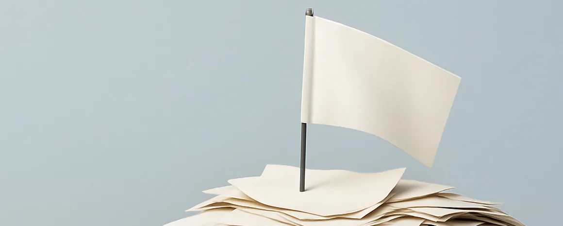 Petit drapeau blanc plante sur une pile de documents